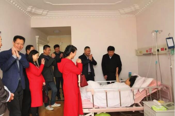 大年初一！公司領(lǐng)導(dǎo)為堅(jiān)守崗位的員工拜年！