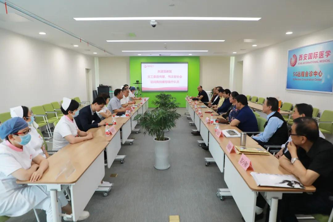 書法送祝福 筆墨贊英雄——西安高新區(qū)黨工委宣傳部、書法家協(xié)會一行致敬最美逆行者