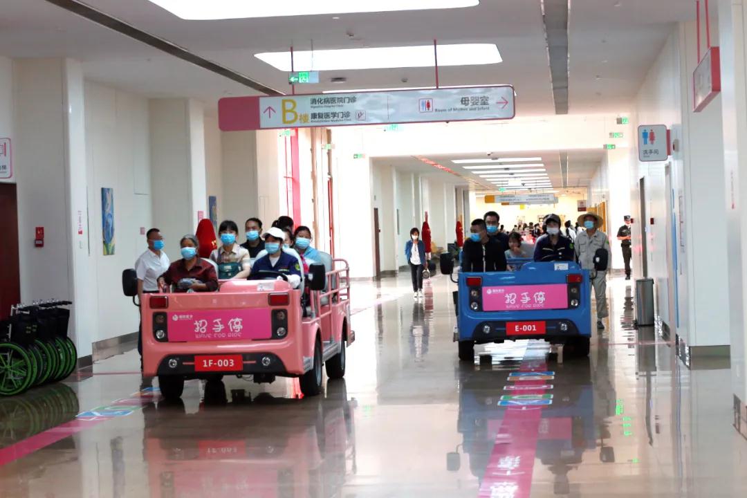 曖心“招手?！背蔀獒t(yī)院一道亮麗的風(fēng)景線