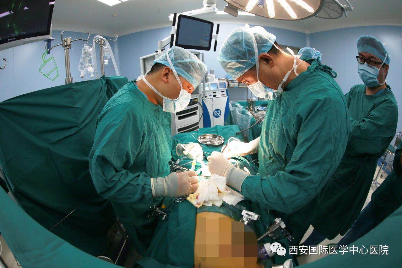 重磅！我院成功完成西北首例四代達芬奇機器人輔助房間隔缺損修補術(shù)