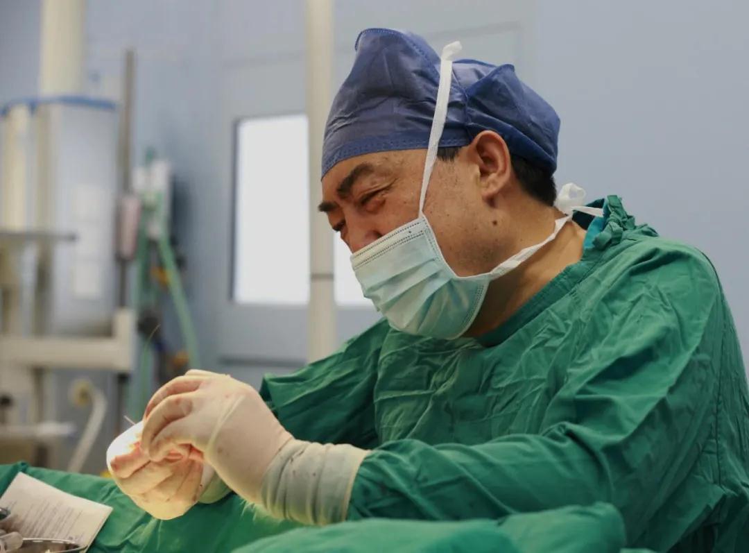 “中國器官再造第一人”郭樹忠教授用三根肋骨雕刻成“耳朵”！