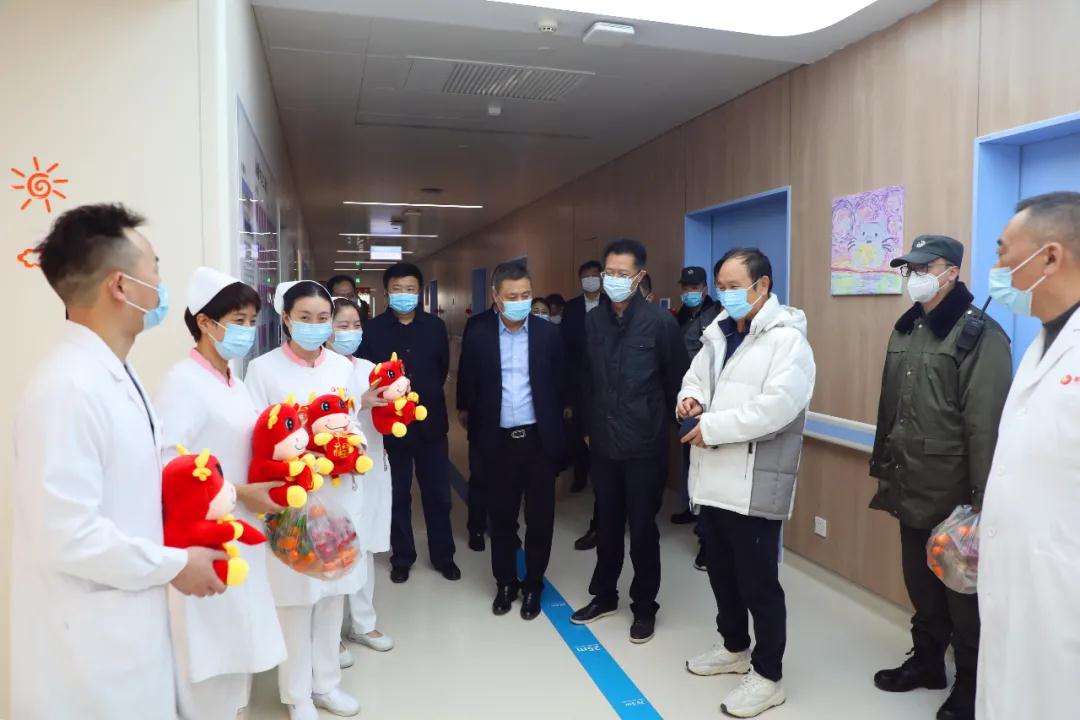 真溫暖！這家醫(yī)院除夕送餃子送祝?！瓏H醫(yī)學(xué)集團(tuán)及醫(yī)院領(lǐng)導(dǎo)一行慰問堅(jiān)守“醫(yī)”線醫(yī)護(hù)人員及住院患者