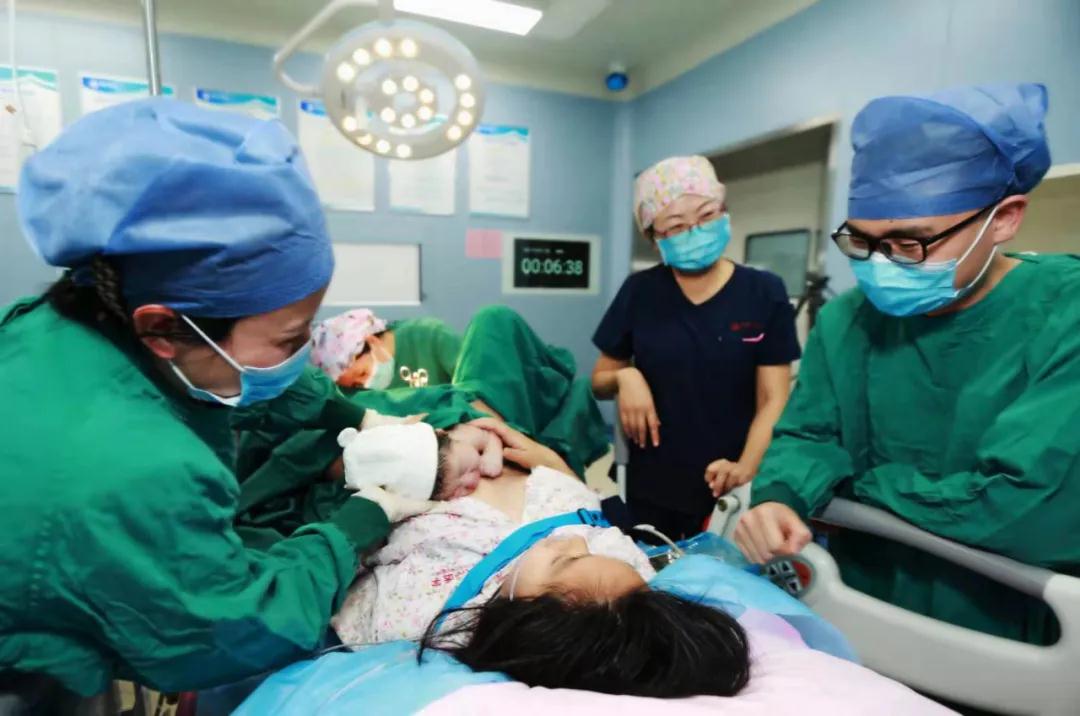 陽(yáng)光網(wǎng)—迎新春，西安國(guó)際醫(yī)學(xué)中心醫(yī)院第一個(gè)“金牛寶寶”來(lái)啦！