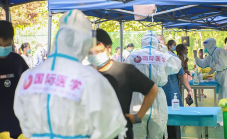 泡白的雙手，濕透的衣服，高溫天氣下的這些“大白”讓人心疼