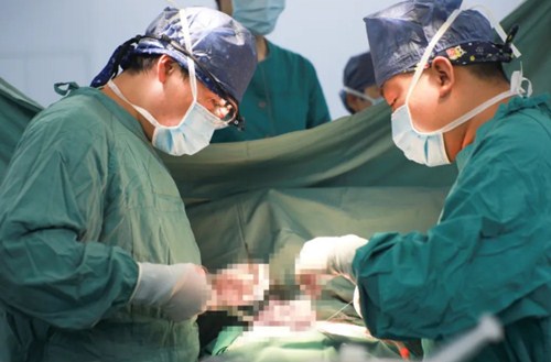 復診首日，市民排隊掃碼，有序就診……