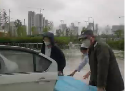 大雨天突遇車禍，從安保到醫(yī)護(hù)人員接力營救