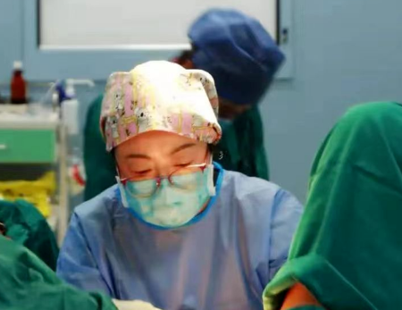 甘肅孕婦星夜兼程400公里，醫(yī)生連夜“環(huán)扎”保胎兒