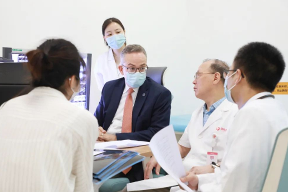 門診、查房、學(xué)術(shù)交流……全美排名第一的妙佑醫(yī)療國際專家團(tuán)隊(duì)參與“首屆國際醫(yī)學(xué)高峰論壇”國際診療日活動(dòng)