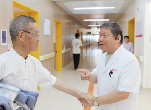 大醫(yī)之道 | 賈宗良：穿上白大褂，患者永遠(yuǎn)都是第一位