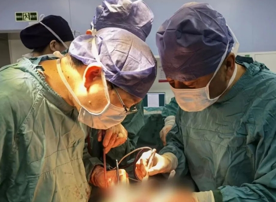 有實力有擔(dān)當(dāng)！他完成了這臺“無人敢接”的高難度手術(shù)