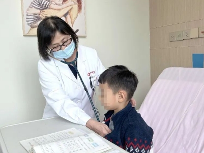 支原體肺炎來(lái)了！住院扎堆，學(xué)習(xí)桌搬到病房，孩子邊寫作業(yè)邊打點(diǎn)滴