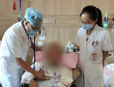 多次渡過險(xiǎn)關(guān)，身患重疾的92歲老人在醫(yī)院度過了四個(gè)不平凡的生日