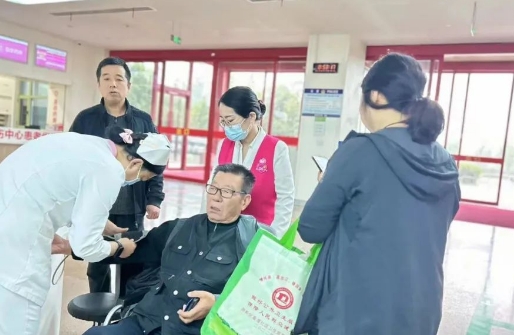 五一“志愿紅” 亮麗風景線