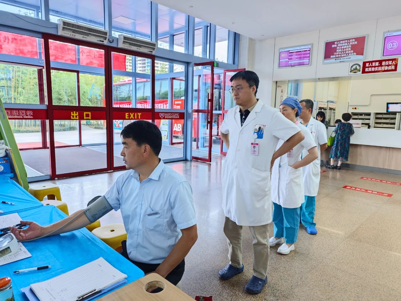 點亮生命之光——我院開展無償獻(xiàn)血活動