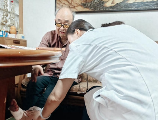 西安國際醫(yī)學中心醫(yī)院康養(yǎng)志愿上門服務溫暖老兵心