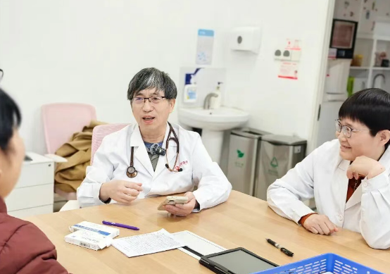 醫(yī)護(hù)都夸的女兒，其實(shí)是兒媳