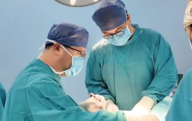 1/4顱骨被切，頭皮只剩1/3厚！76歲老人重塑“天靈蓋”…