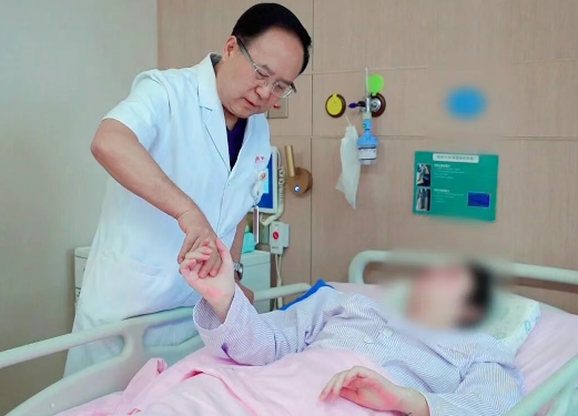 “智能教練”來(lái)了！賀西京團(tuán)隊(duì)用AI為截癱患者“定制”理想步態(tài)