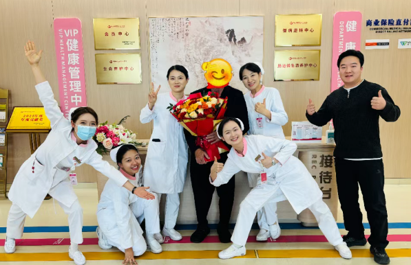 “我愿意幫你們宣傳”——出院前，外國友人主動要求合影、送錦旗