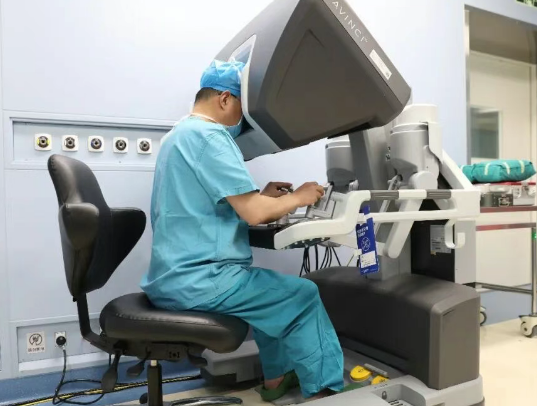 告別終身尿袋！機器人“操刀” 回腸巧變新膀胱