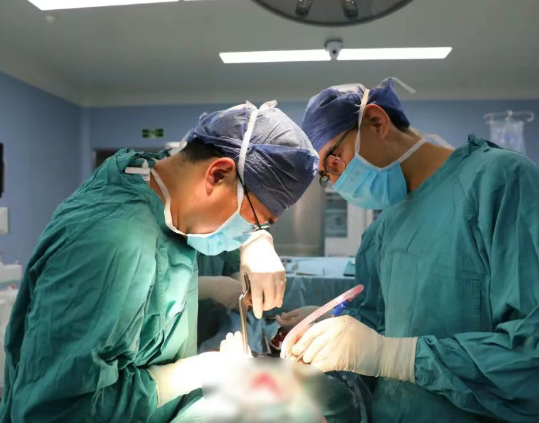 腰痛腿麻，是癌轉移？專家一查：竟是比轉移更罕見的“元兇”